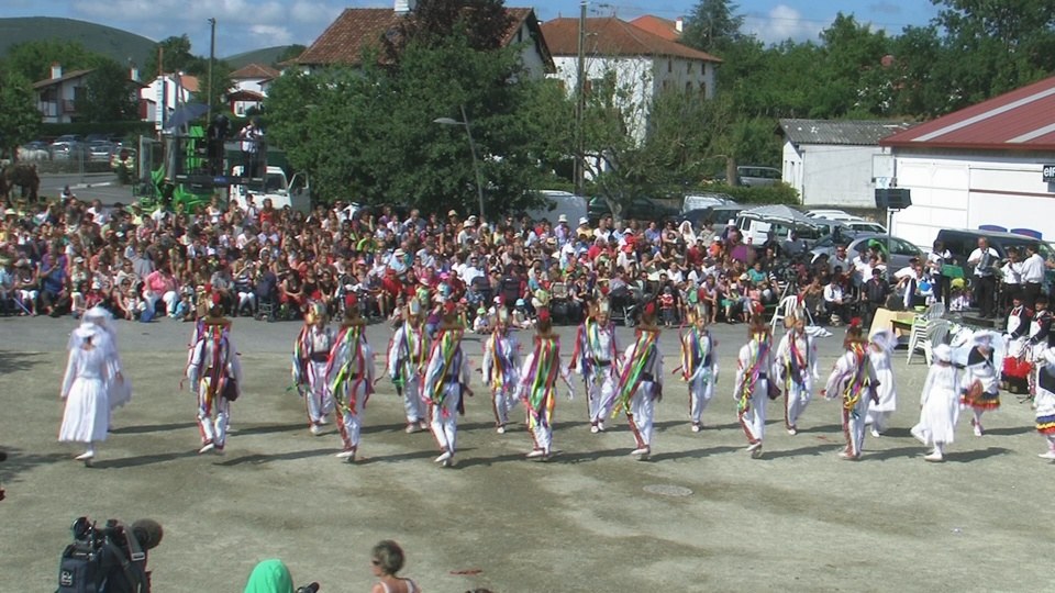 Irisarri: Kabalkada 2012 Euskaldunak, ahuntxa eta sorginak