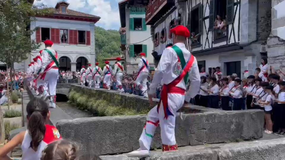 Lesaka: San Fermin 2023 Makil-gurutze eta zubigainekoa