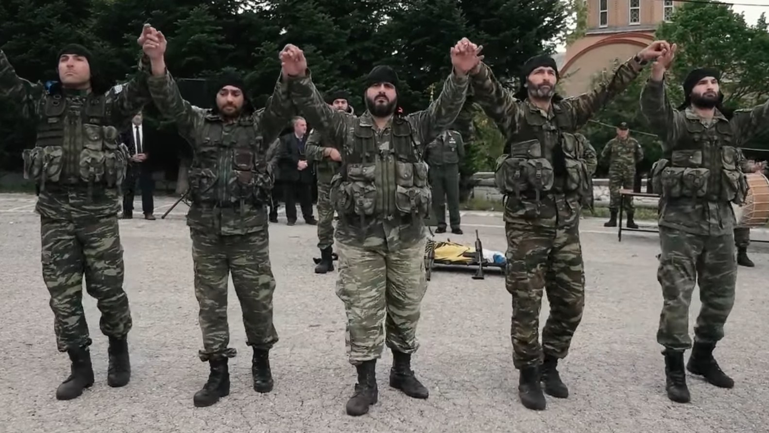 Greziar militarrak soka-dantzan