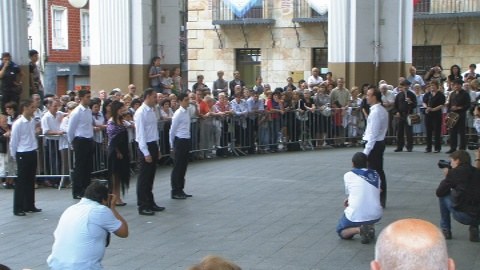 Ordizia: Santaneroen esku-dantza 2009 lehen damaren sarrera eta agurra
