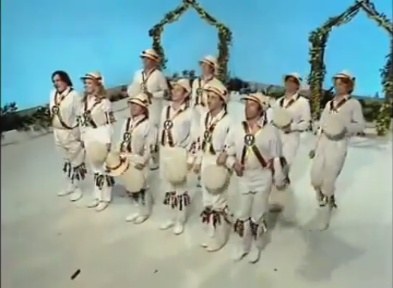 The Two Ronnies: Morris dantzen parodia