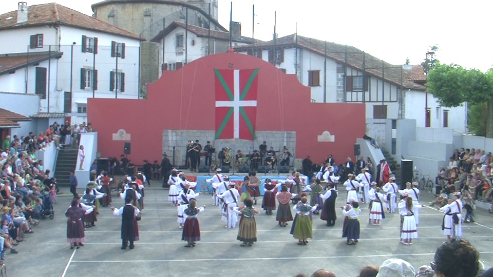 Urruña: Kabalkada-Zintzarrotsak 2014 Kontra-dantza