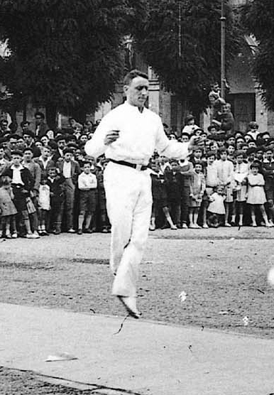 1924. Satur Arriola "Txirloia" Eibarko Untzaga Plazan San Joan jaietako aurreskulari txapelketan. 1924. Satur Arriola "Txirloia" Eibarko Untzaga Plazan San Joan jaietako aurreskulari txapelketan.