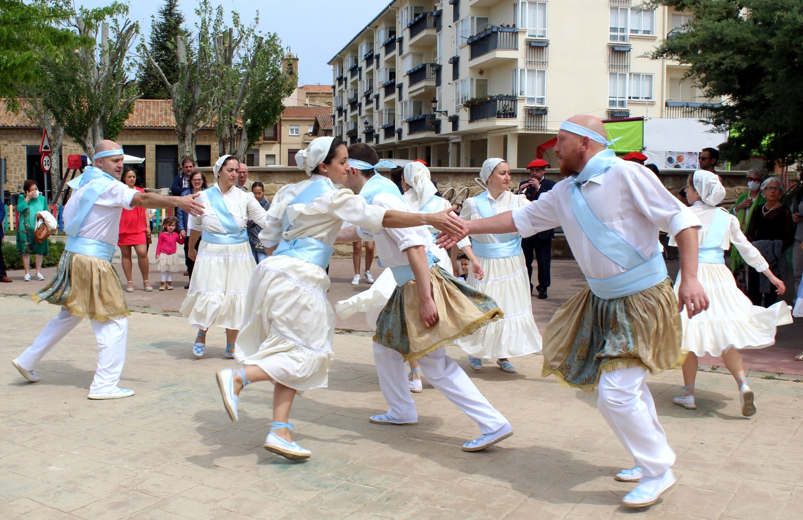 Berriz, Deba, Ekora, Iruñea eta Luzaideko dantzariak izango dira Basaurin