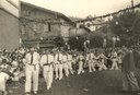 Aurreskua Intxaurrondoko Santa Krutz jaietan. Dantzariak: Zabaleta, Zumalabe, Alzugaray, Porras, Yarza, Egaña, Aranzadi, Ibarzabal, “Alsua” Agirre, Rekarte. Altza, 1957. Argazkia: Josean San Roman altza.info