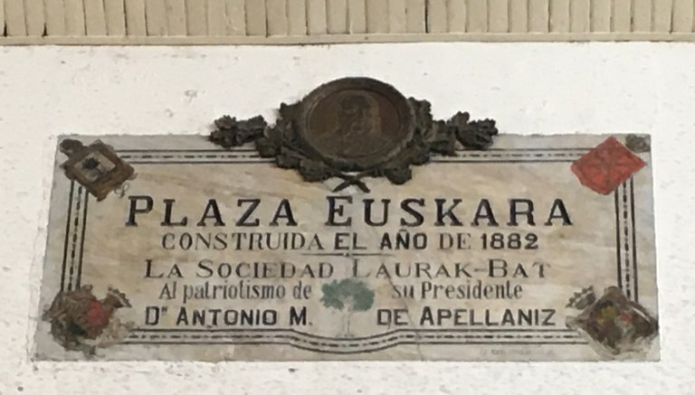 Laurak Bat euskal etxea, frontoiko panela