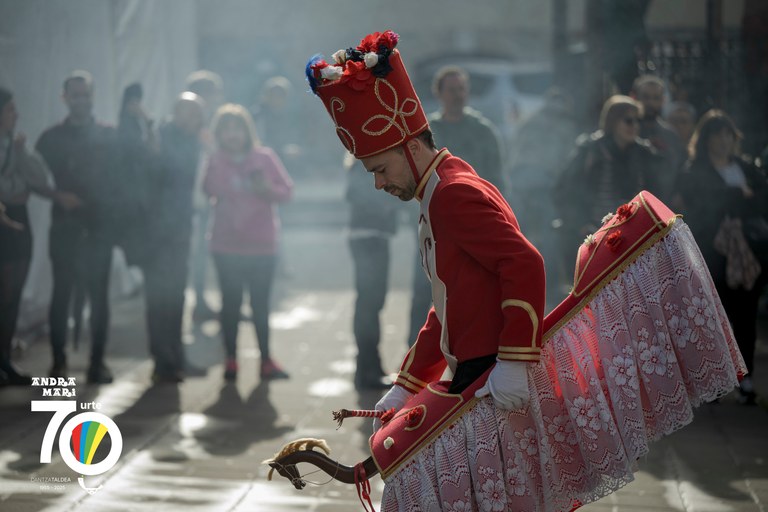 Andra Marik zerbait dauka iragartzeko