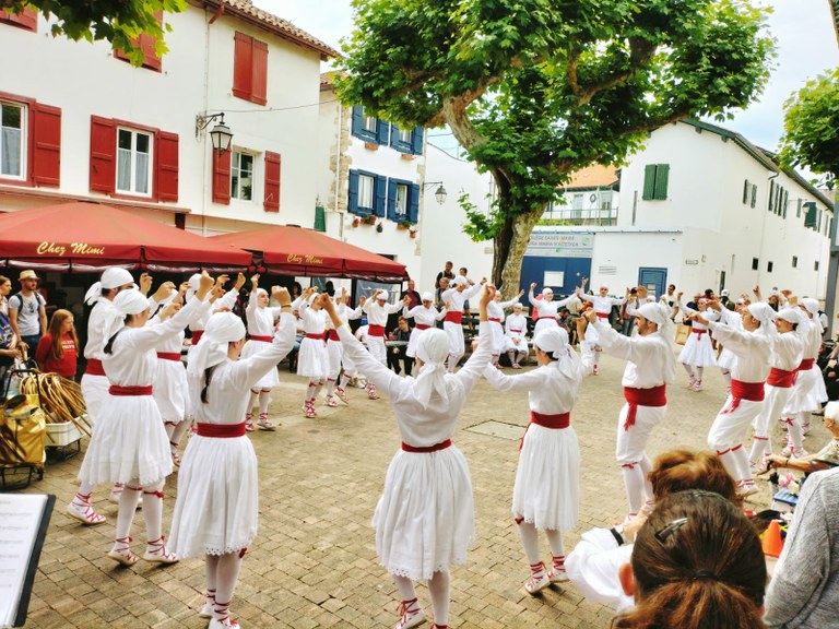 Ohorezko dantzak, fandango lehiaketa eta jauziak Ziburuko Bixintxoetan