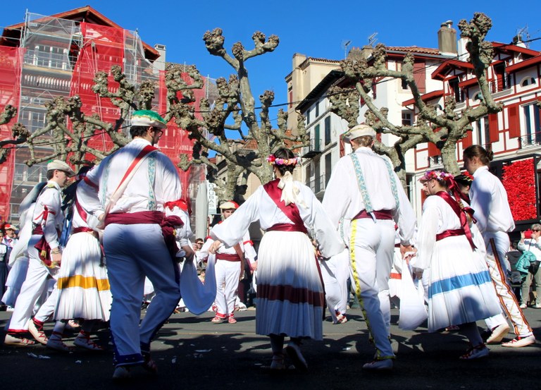 Begiraleak 90 urte Begiraleak 90 urte