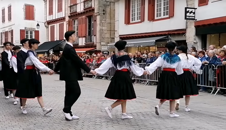 Emazteak lehen aldikotz Donibaneko aurreskuan