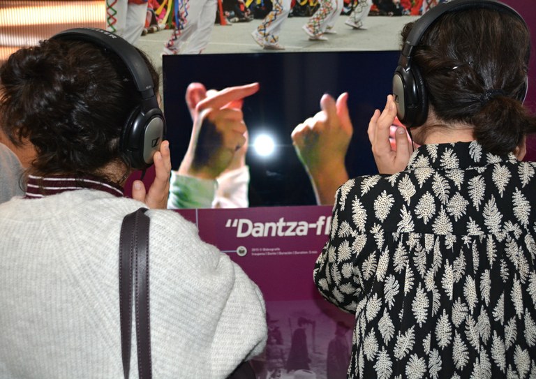 Bisita-dantzatua Patxi Labordarekin Soka erakusketan Bisita-dantzatua Patxi Labordarekin Soka erakusketan