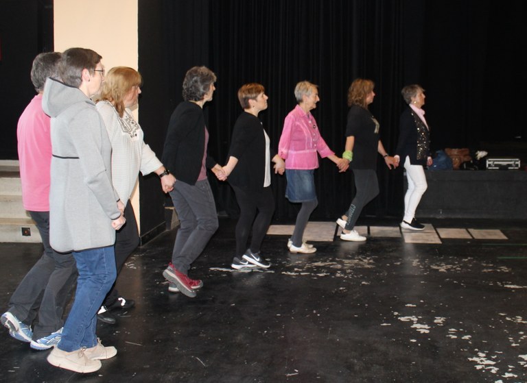 Dantza-jauzien oinarrietara atzera-saltoa