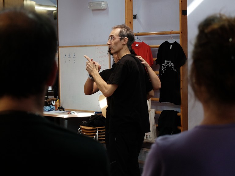 Dantza lotuarekin jolasten