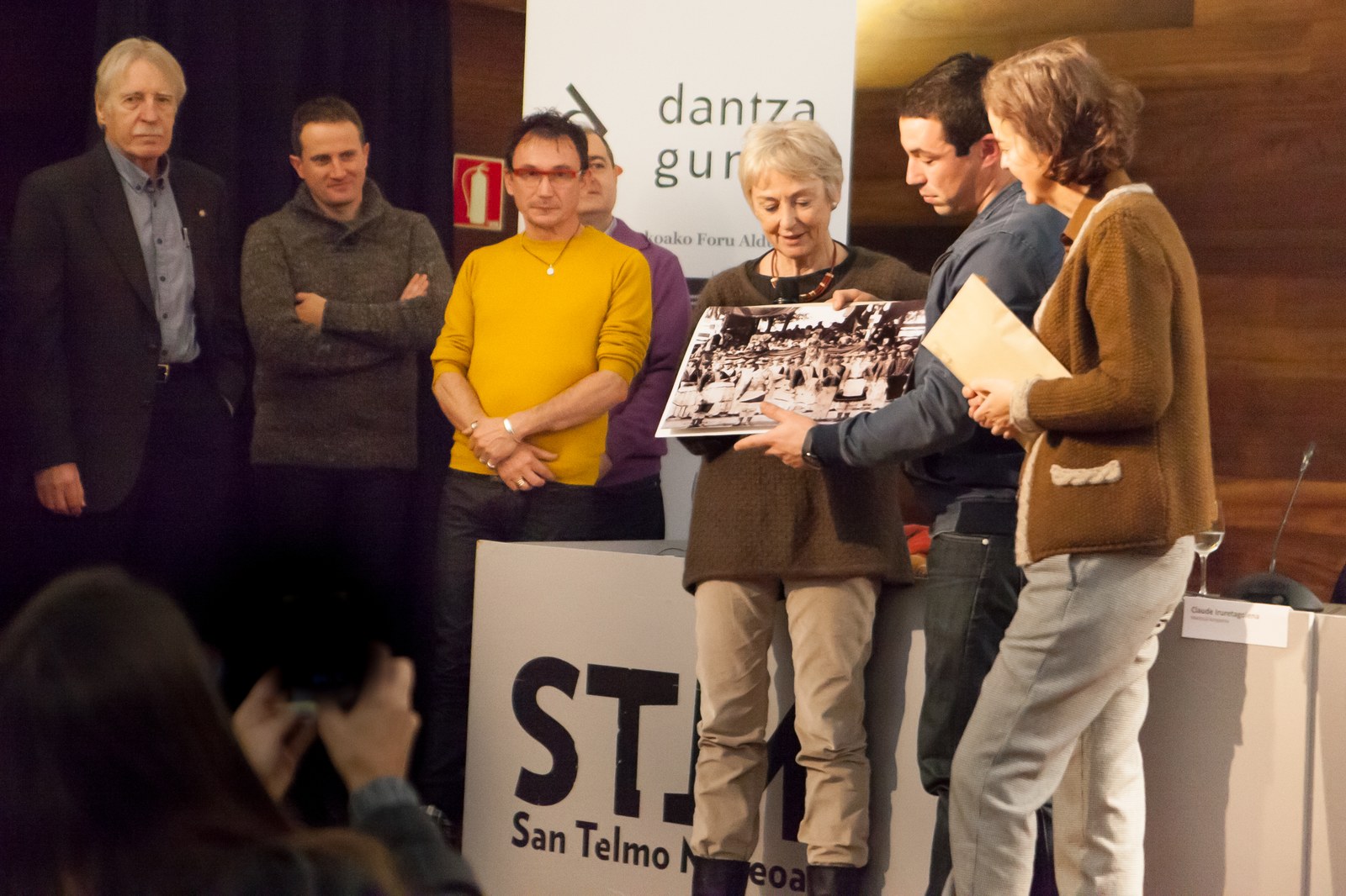 Euskal dantzen ikerketan egindako lana eskertu diegu Guilchertarrei