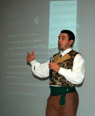 Hitzaldi dantzatua genuen iragarria: hitzez, irudiz, doinuz eta dantzaz gaur egungo Zuberoako maskaraden eta bertan jasotzen diren dantza moldeen nondik norakoak azaldu dizkigu Jon Iruretagoienak (Maritzuli konpainiako beste zenbait dantzari eta musikariren laguntzaz).