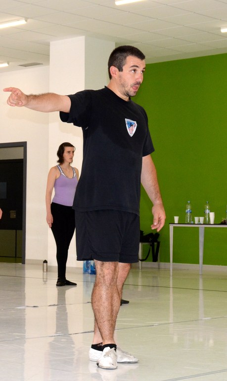 Zuberotarrez dantzan ikasten Jon Iruretagoienarekin Zuberotarrez dantzan ikasten Jon Iruretagoienarekin