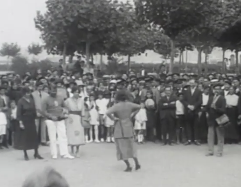 Nesken aurreskuan bukatu zuten 1921eko estropadak Nesken aurreskuan bukatu zuten 1921eko estropadak