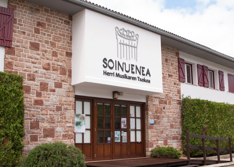 Soinuenearen hogeigarren urteurrena Soinuenearen hogeigarren urteurrena