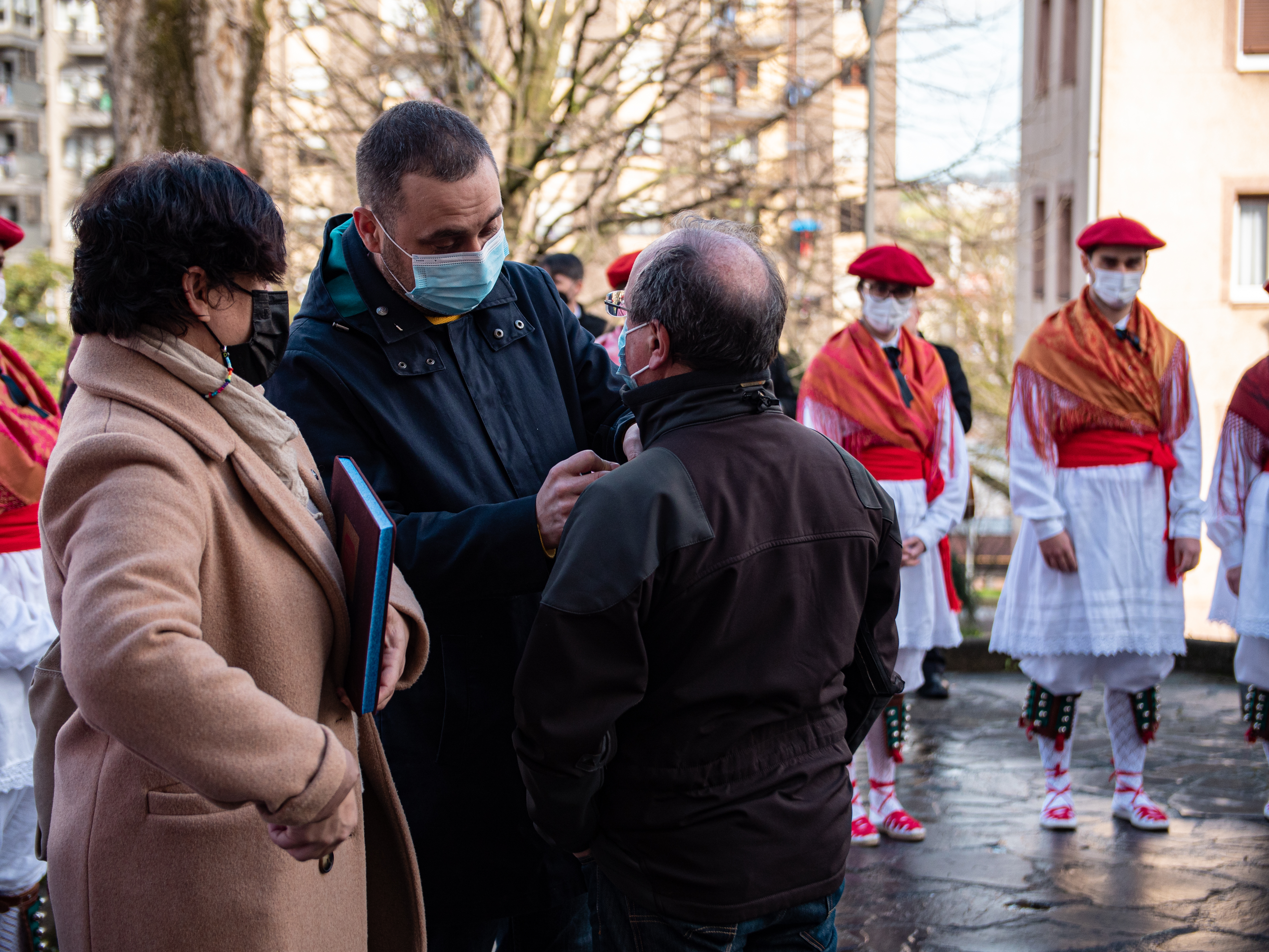 Emilio Xabier Dueñas ikurra jasotzen. Argazkia: Garikoitz Mancisidor.
