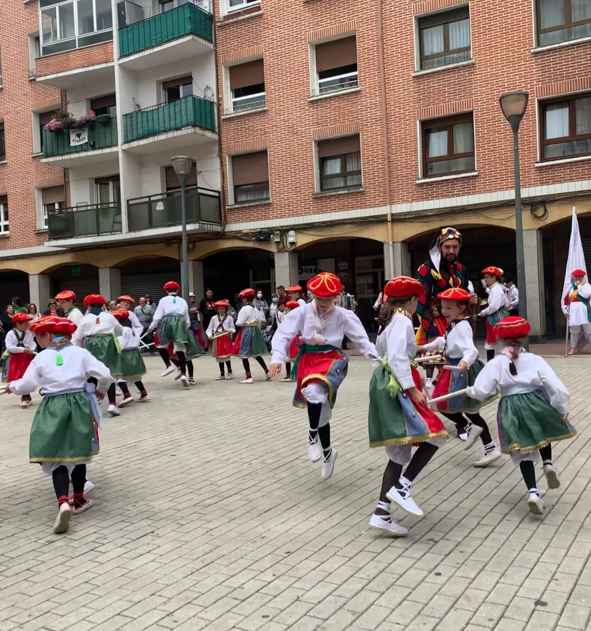 Haurren trokeoak Hiru kontzejuen plazan. Argazkia: Asier Alonso Ordoñez. Haurren trokeoak Hiru kontzejuen plazan. Argazkia: Asier Alonso Ordoñez.