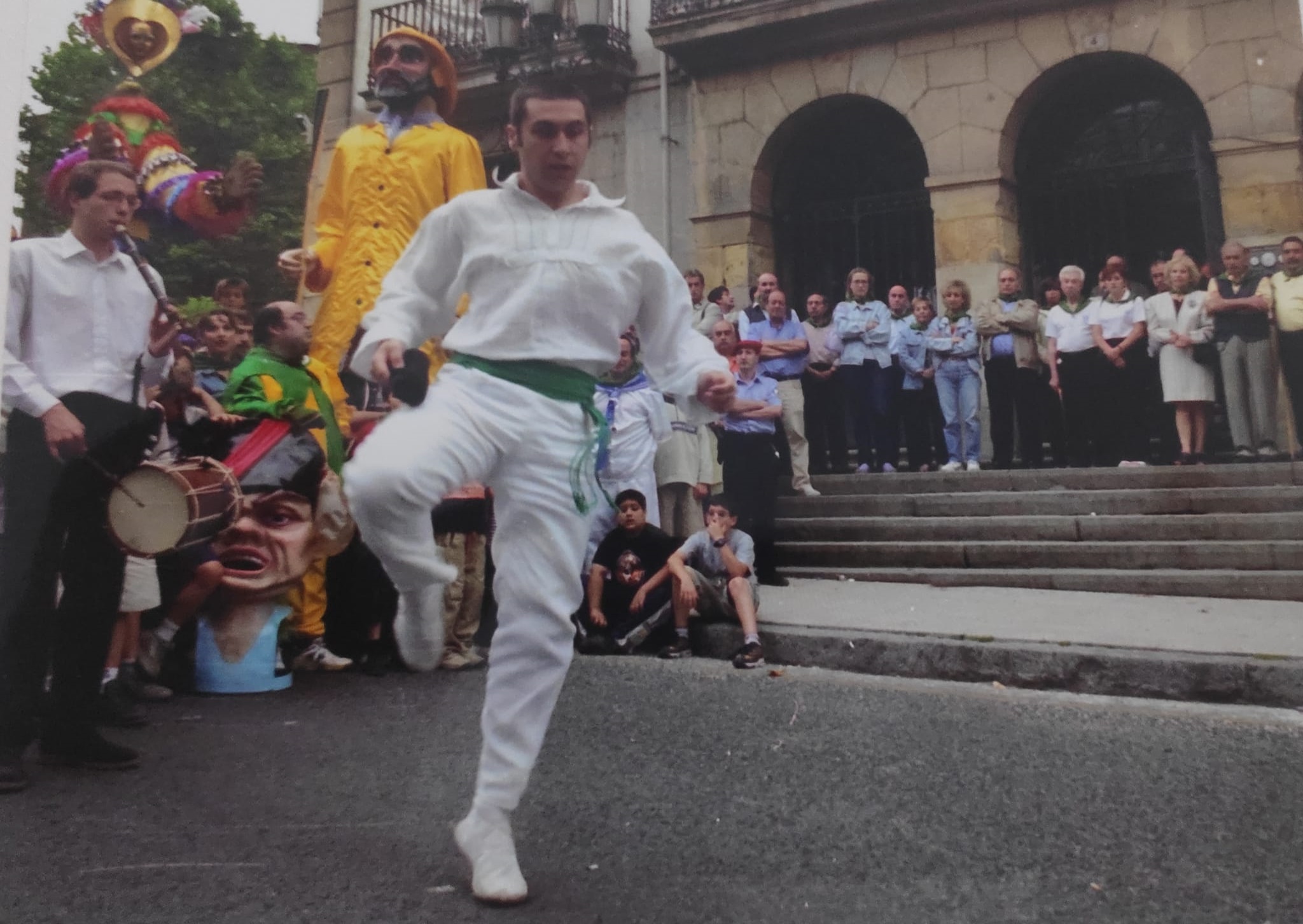 SestaoSPAurreskua4 Sergio Barrios dantzaria eta Ibon Rodriguez txistularia, 2004an.