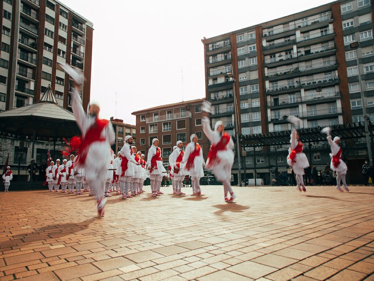 Sestaoko Eusko Lorak taldearen ezpata-dantza ohiko egunera itzuli da