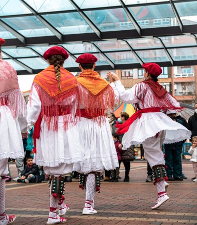 Santa Agedako aurreskua