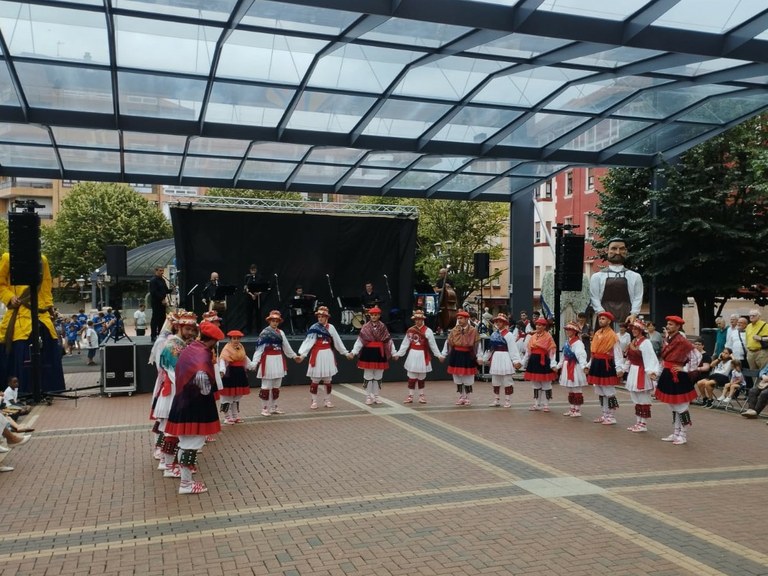 Trokeoak eta aurreskua Sestaon San Inazio egunez 