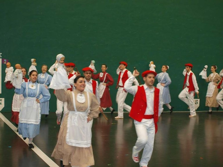 "Iñude eta Artzaiak" konpartsa Barakaldoko Inauterietako jaitsieran.