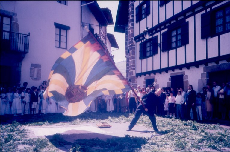 Banderak dantzatzen (Hiru paragrafotan) Banderak dantzatzen (Hiru paragrafotan)