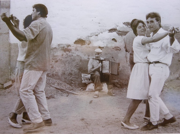 Dantza tradizionala: Adierazpena eta komunikazioa (Hiru paragrafotan)