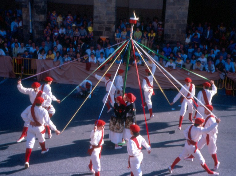 Dantzari prozesionalen segizioak (Hiru paragrafotan)