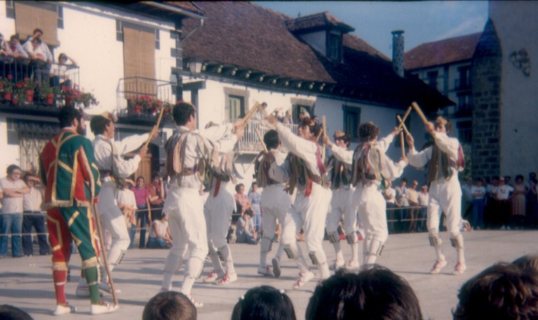 Herriko dantzen eta joten fenomenoa