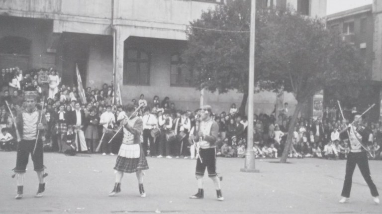 Pirinioetara bisita, bertako makila-dantzak jarraituz