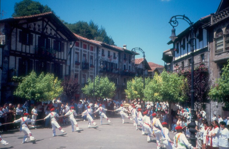 Dantza tradizionalaren oinarrizko sailkapena Euskal Herrian (Hiru paragrafotan) Dantza tradizionalaren oinarrizko sailkapena Euskal Herrian (Hiru paragrafotan)