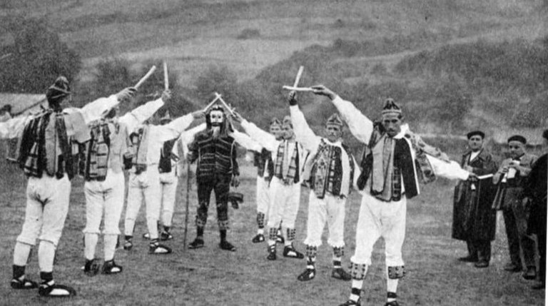 Sistema nemoteknikoak dantza tradizionalean (Hiru paragrafotan)