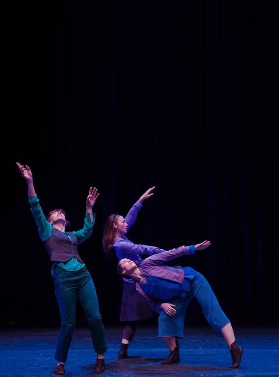 Dantza familian Errenterian Begoña Krego eta Maria Martin-ekin