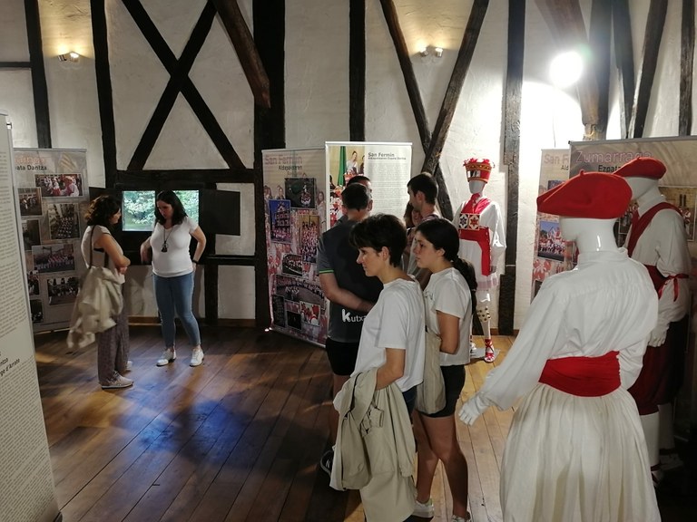 Ezpata-dantzak erakusketa Beasainen Ezpata-dantzak erakusketa Beasainen