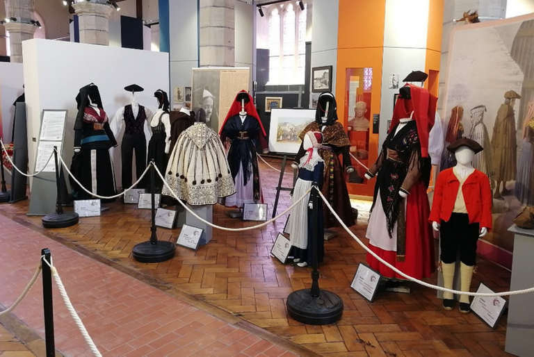 Pirinioetako jantziak erakutsiko ditu Miarritzen Maritzulik