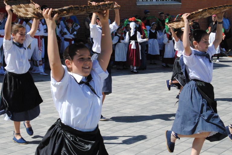 Nafarroako 300 dantzari ttiki bilduko dira Iruñean larunbatean Nafarroako 300 dantzari ttiki bilduko dira Iruñean larunbatean