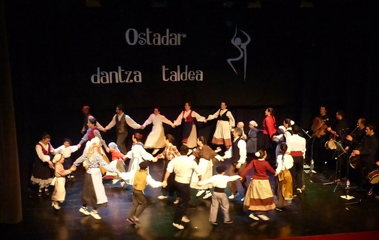 "Dantzalaparta" izenburupean, Ostadar Dantza Taldearen urteroko Gabonetako emanaldia larunbatean Beasainen