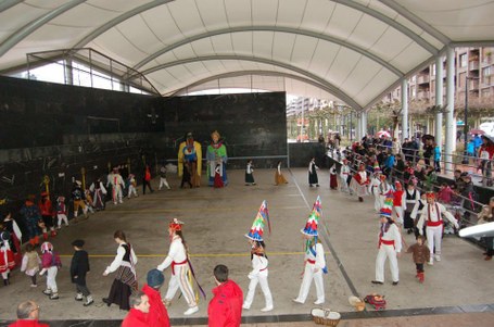 Inauterietako dantza-desfile herrikoia