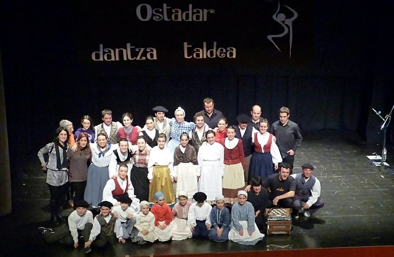 Ostadarreko kolore guztien dantza