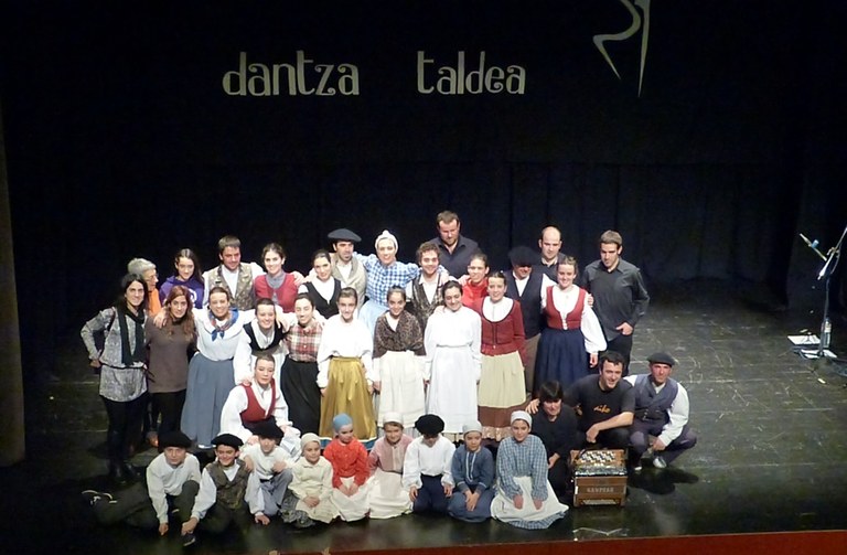'Urratsak bidegurutzean' dantza-ikuskizuna Ostadar Dantza Taldearen eskutik