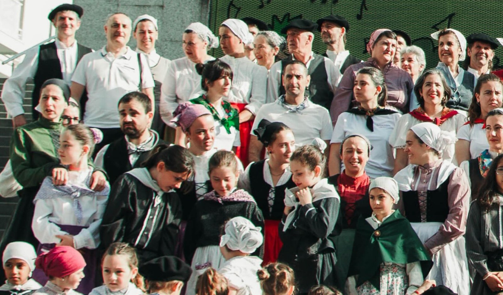 Trebeska mende erdi dantzan
