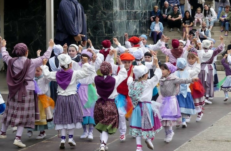 Adurtza dantza taldeak 50 urte ilusio etengabean