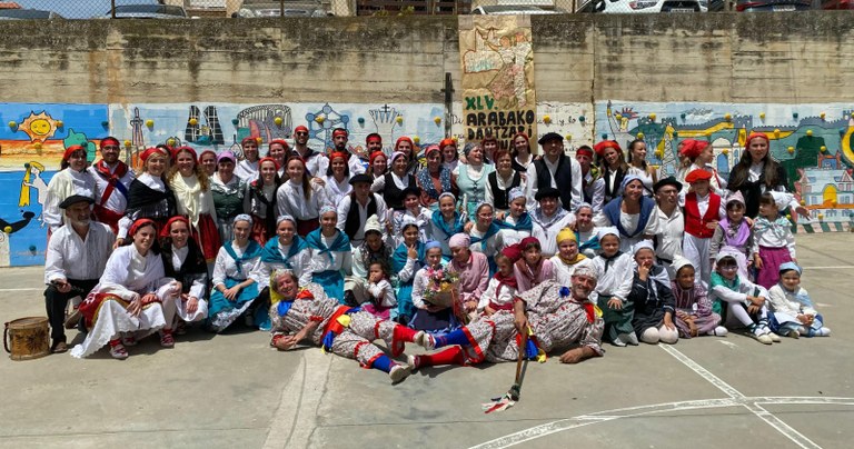 Adurtza dantza taldea 50 urte etengabeko ilusioz Adurtza dantza taldea 50 urte etengabeko ilusioz