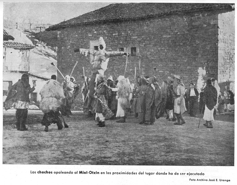 Los chachos apaleando a Miel-Otxin (1945) Los chachos apaleando a Miel-Otxin (1945)