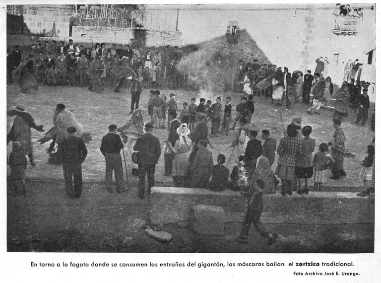Zortzico tradicional en torno a la fogata (1945) Zortzico tradicional en torno a la fogata (1945)