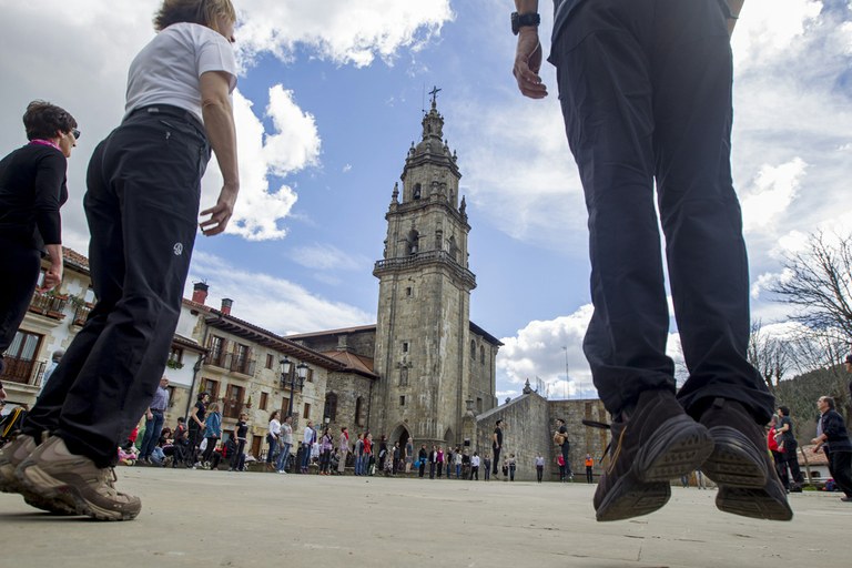 Erromeriak eta dantza tailerrak han eta hemen